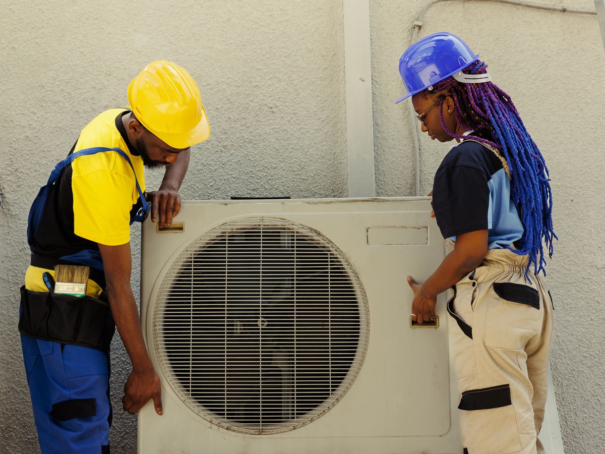 Un technicien intervient sur le groupe extérieur d'un climatiseur