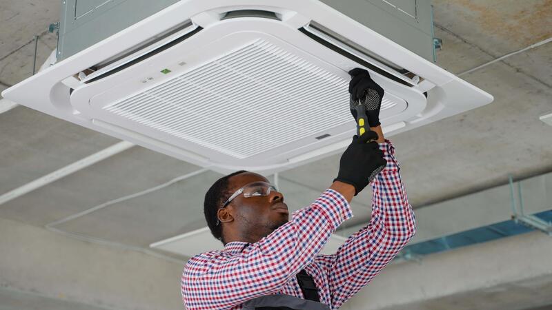 Un technicien installe le groupe extérieur d'un climatiseur